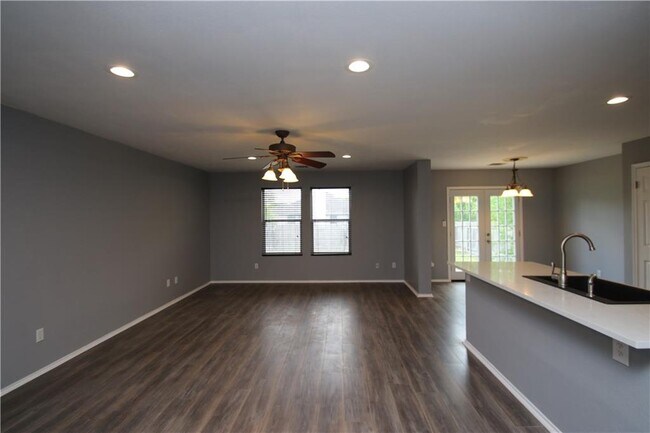 Foto del edificio - 710 Riverway Ln