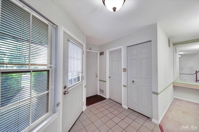 Building Photo - 1056 Lakewood Cir