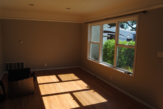Living Room - 748 N Doan Dr