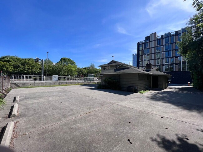 Foto del edificio - CLICK "REQUEST A TOUR" NOW!