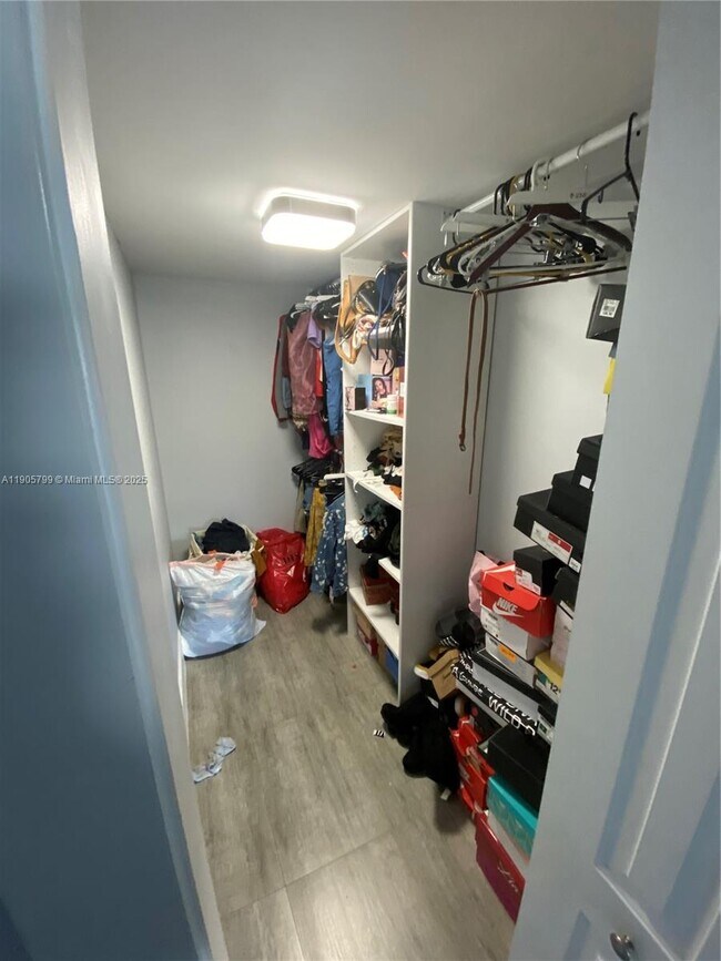 Foto del edificio - 8400 W Sample Rd