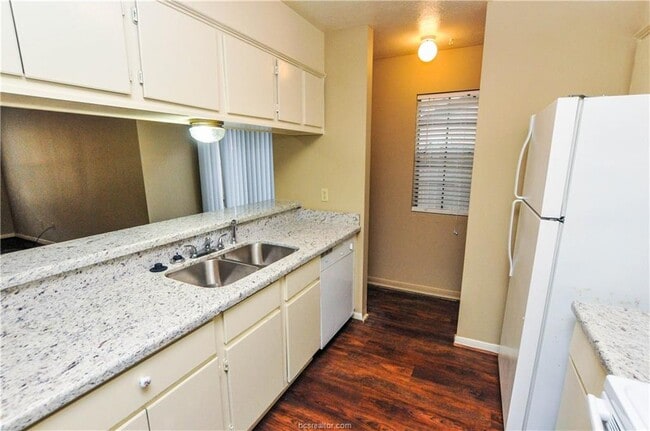 Building Photo - 1807 Woodsman Dr
