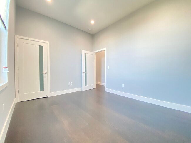 Building Photo - 1457 S Van Ness Ave