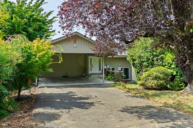 Building Photo - 331 8th Ave W