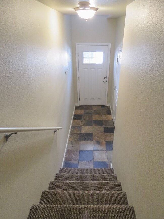 Building Photo - 2 Bedroom Townhome Available Now  !! 2 Wee...