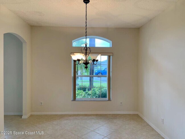 Building Photo - 1475 Knoll Ridge Dr