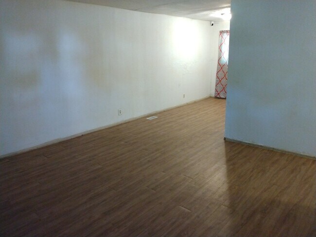 Building Photo - 1370 E Juliah Ave