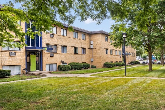 Building Photo - Greenway Apartments