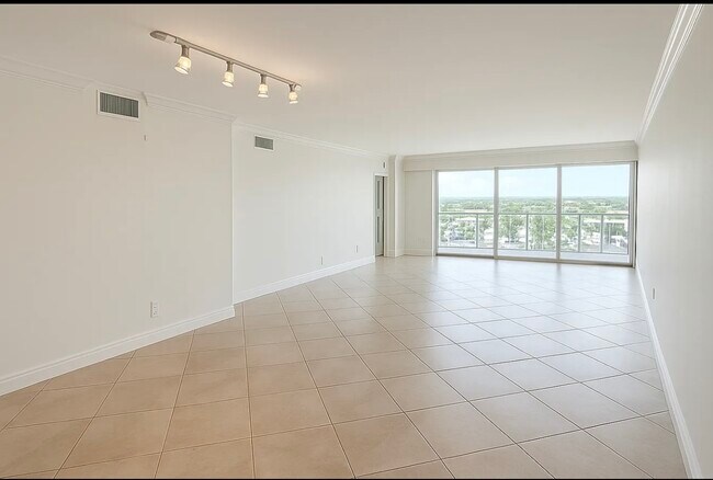 Building Photo - 1160 Hillsboro Mile
