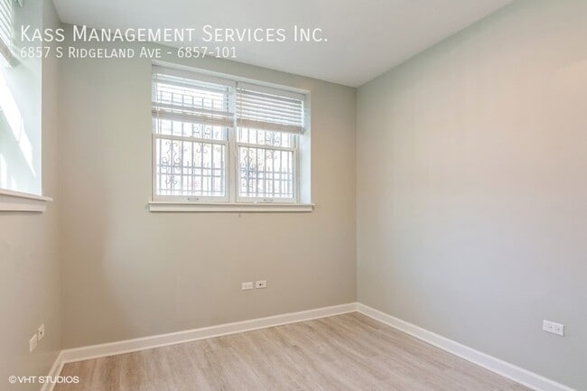 Building Photo - 6857 S Ridgeland Ave