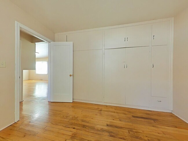 Foto del edificio - 3 Bedroom House ~ Close to Campus ~ Pet Fr...
