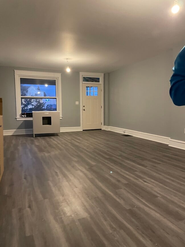 Living room/ entrance - 20 Perkasie Ave