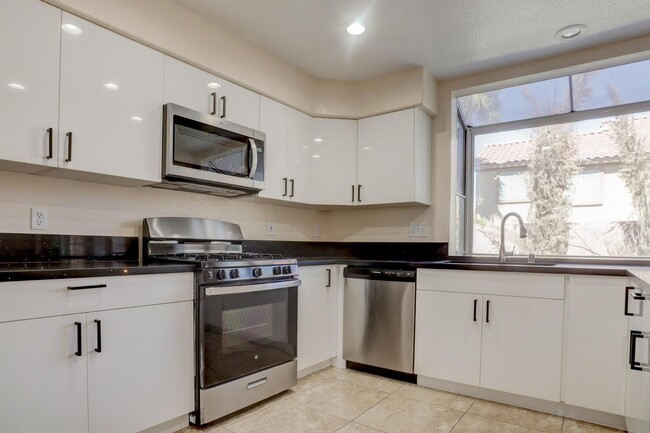 Foto del edificio - Summerlin North Beauty