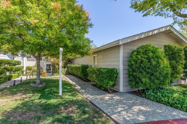 Foto del edificio - Lovely 2 bed/2.5 bath/ 1472 sqft two story home with Golf Course views! Available September 15th ...