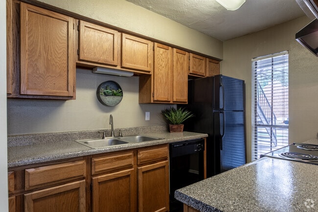 2BR, 2BA - 975 SF B2 Classic - Kitchen - Summerwood Cove