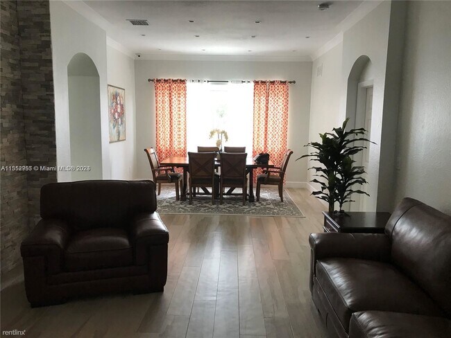 Foto del edificio - 3 br, 2 bath House - 1010 NE 36th Ave