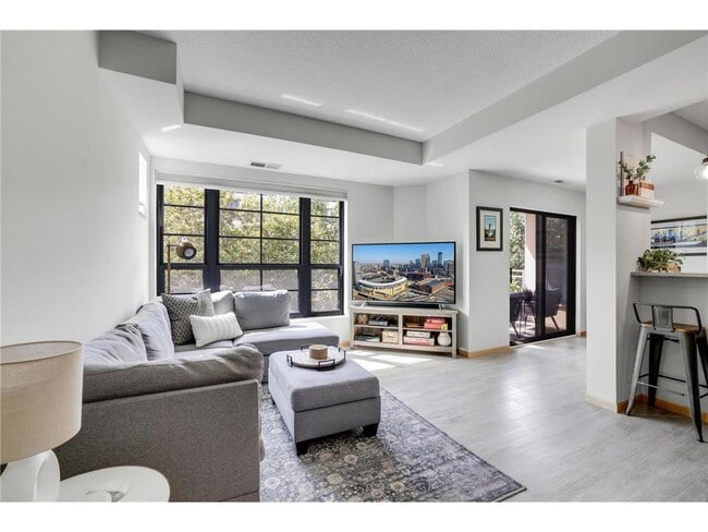 Building Photo - 2565 Franklin Ave