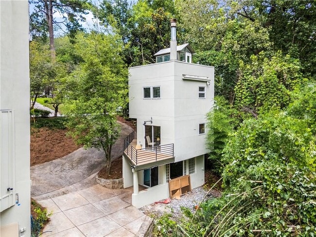Building Photo - 335 Eureka Dr NE