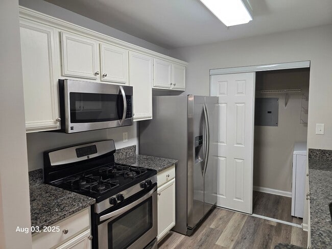 Foto del edificio - Beautiful 2 Bed 2 Bath Condo With Patio In...