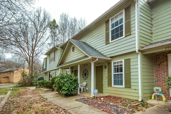 Building Photo - Two Bedroom Townhome in Charlotte!