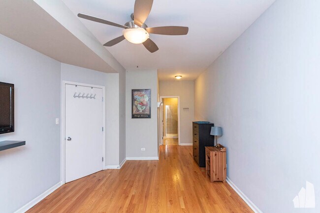 Foto del edificio - 2158 W Grand Ave