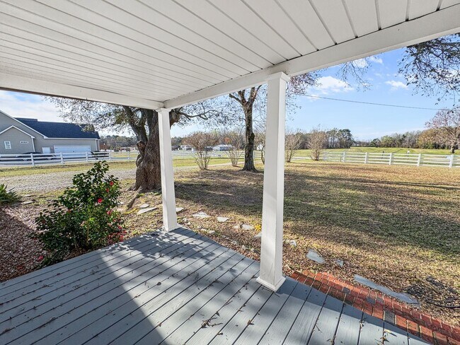 Foto del edificio - Charming older home in a peaceful, quiet neighborhood