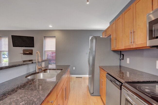 Building Photo - 605 Grace St