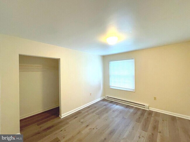 Foto del edificio - 490 Coster Rd