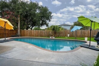 Building Photo - 1103 W Brompton Dr