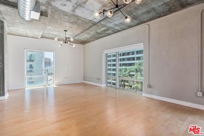 Foto del edificio - 645 W 9th St