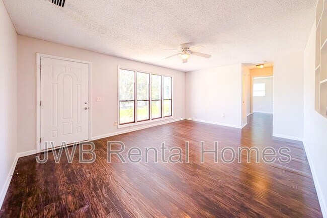 Foto del edificio - 5556 Lofty Pines Cir S