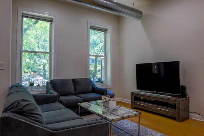 Apartamento 2 (3 habitaciones/2 baños) - Sala de estar abierta / Cocina - Harris Point Chicago