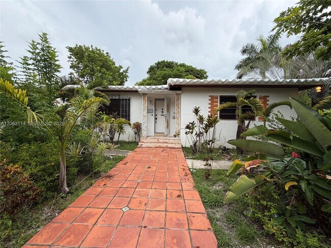 Foto del edificio - 631 NE 60th St