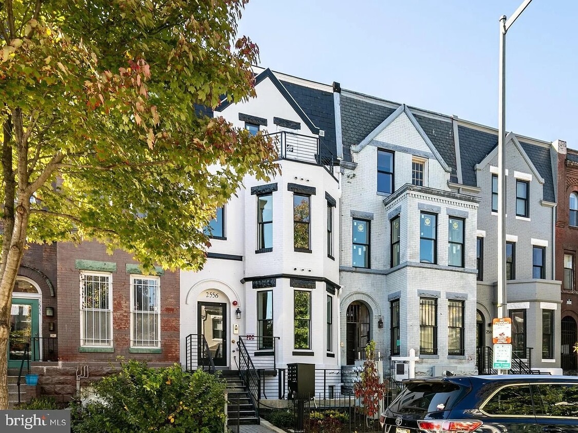 Foto principal - 2556 University Pl NW