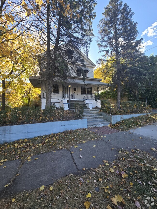 Building Photo - 1907 Cedar Ave