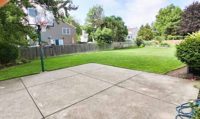 Building Photo - 920 Chaucer Way