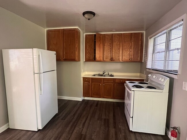 Building Photo - Recently Upgraded Cozy 2 bedroom 1 bath wi...