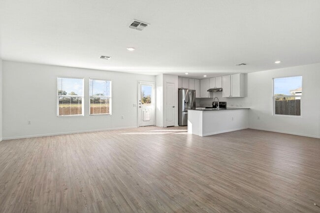 Foto del edificio - Southside gem! 4 bedrooms, loft, open floor plan less than 10 miles from the Toyota plant