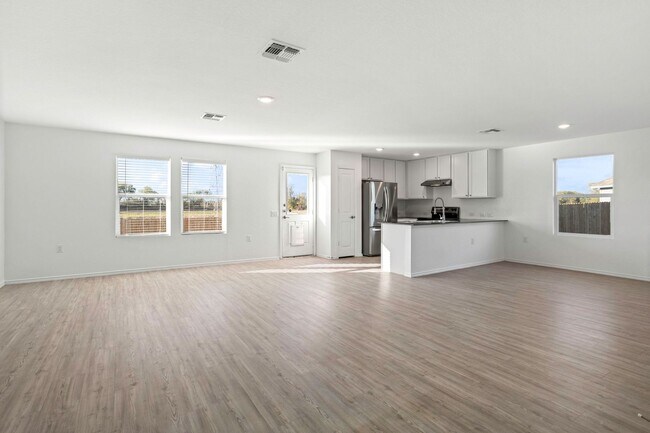 Foto del edificio - Spacious 4-Bed, 2.5-Bath 2-Story Home with Fenced Yard & 2-Car Garage!!