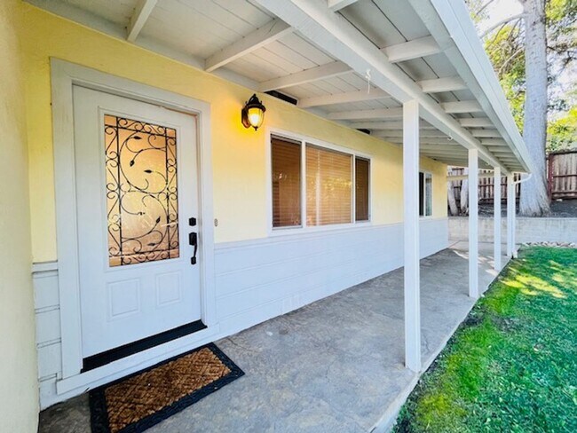 Foto del edificio - Charming and Move-in Ready 3BD/2BA, Single...