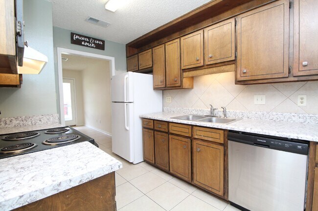 Foto del edificio - 3BR Home in Milton | All Tile Flooring (No Carpet) | Fenced Yard + Garage | Available 5/1.