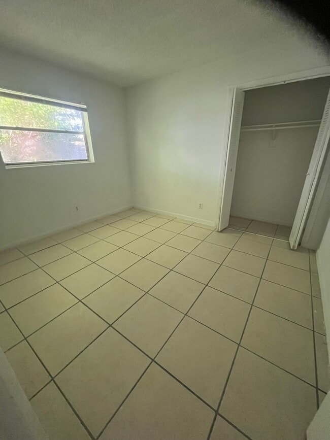 Foto del edificio - 1227 NE 5th Ter
