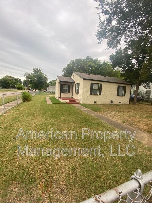 Building Photo - 2145 N Quaker Ave