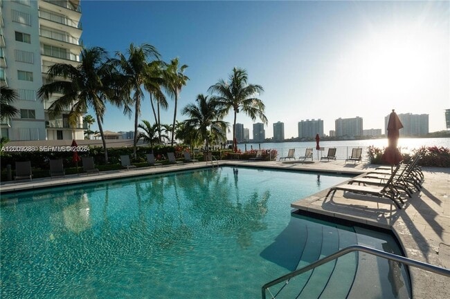 Foto del edificio - 18100 N Bay Rd
