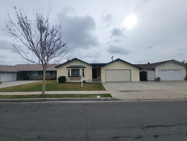 Building Photo - Large 3 Bedroom 2 Bath Home,