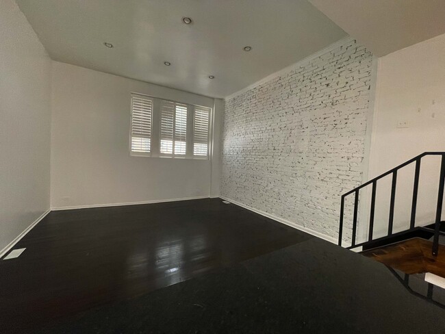 Building Photo - 1459 W Lexington St