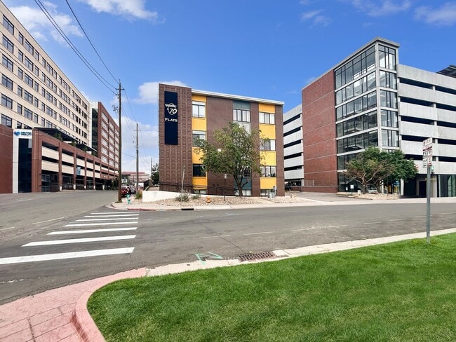 Foto del edificio - $0 DEPOSIT OPTION. 2 BED 2.5 BATH CONDO AT STUDIO 70 IN DENVER'S GOLDEN TRIANGLE. PARKING INCLUDED!