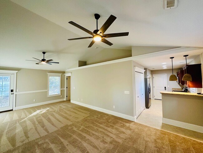 Foto del edificio - KINGS GRANT - Three bedroom/two bathroom home located within minutes to I40, MLK Parkway and Down...