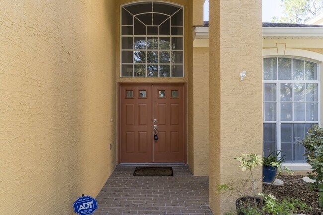 Foto del edificio - Beautiful 4/2 home Located on a tree lined street in the gate of country club community of the Hu...