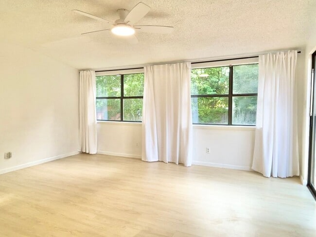 Building Photo - Updated 4 Bedroom Home in Navarre